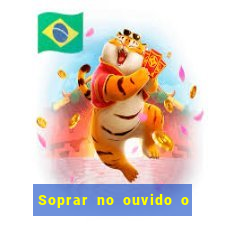 Soprar no ouvido o que significa de uma pessoa