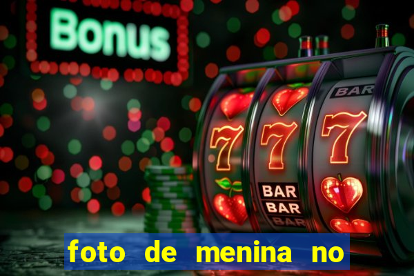 foto de menina no espelho cacheada