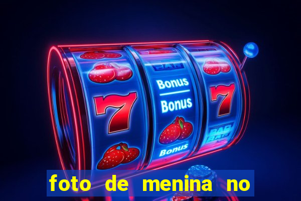 foto de menina no espelho cacheada