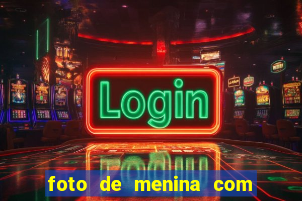 foto de menina com cabelo cacheado no espelho