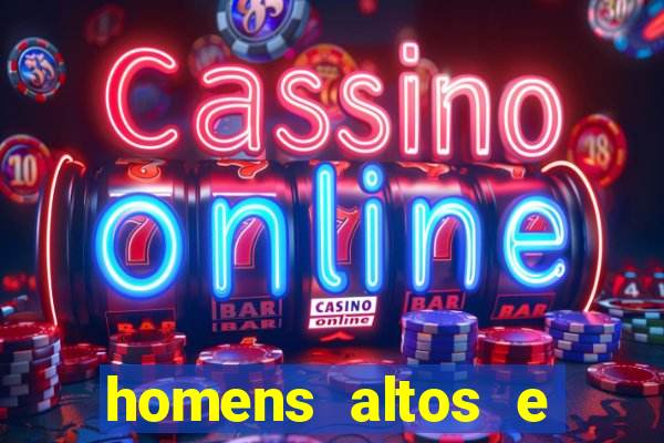 homens altos e magros pelados