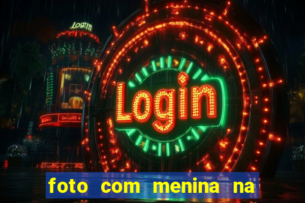 foto com menina na cama fake